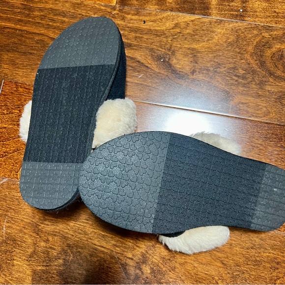 UGG Cream Fuzzy Slippers…kids Size US 2-3 - Picture 2 of 3